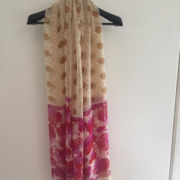 Woman’s Beautiful Print Scarf - Picture 2 of 3